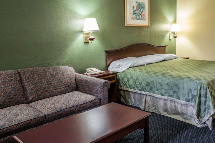 Rodeway Inn & Suites Plymouth Hwy 64