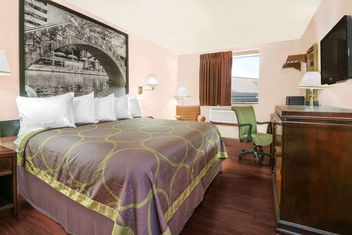 Room 21 of 28