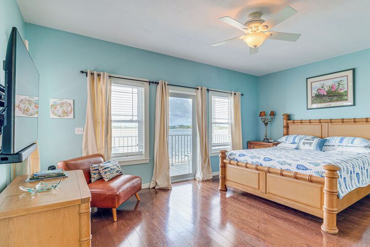 Steps to Beach: Waterfront Cedar Key Home!