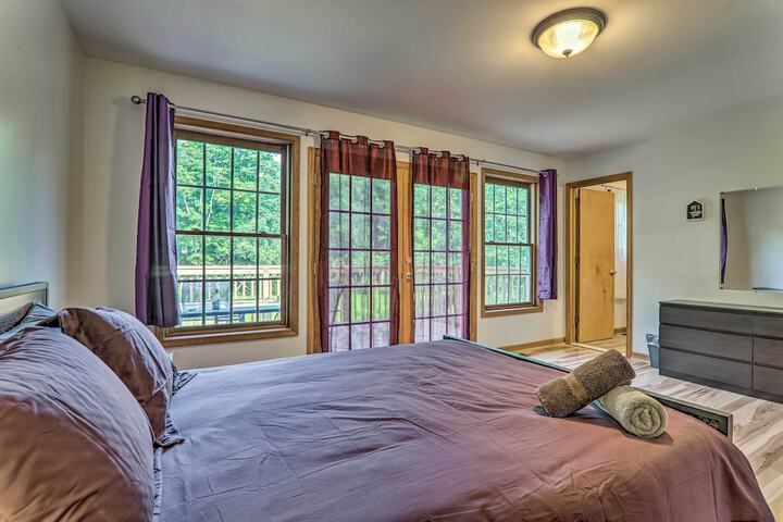 Poconos Retreat w / Game Room Hot Tub, & Sauna!