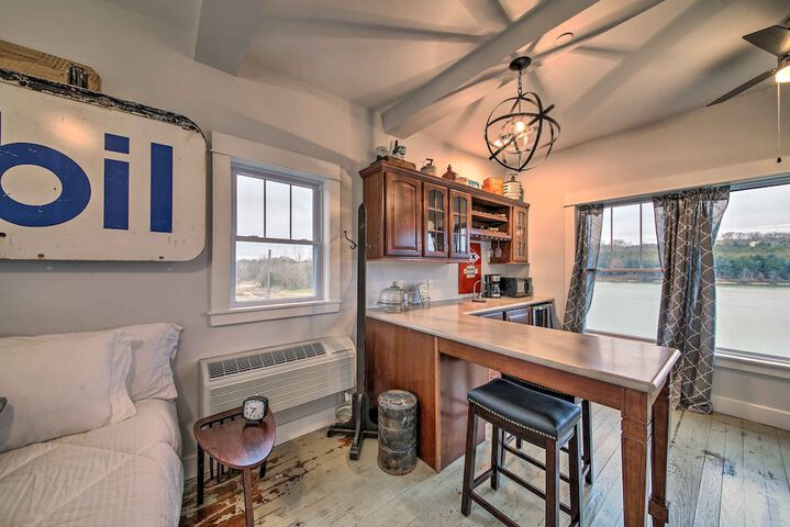 Lakefront Studio Guest Home on Hermann Wine Trail!