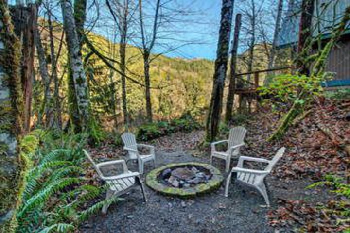 Huckleberry Hideout Cabin with Hot Tub