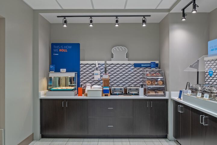 Holiday Inn Express Hotel & Suites Woodbridge by IHG
