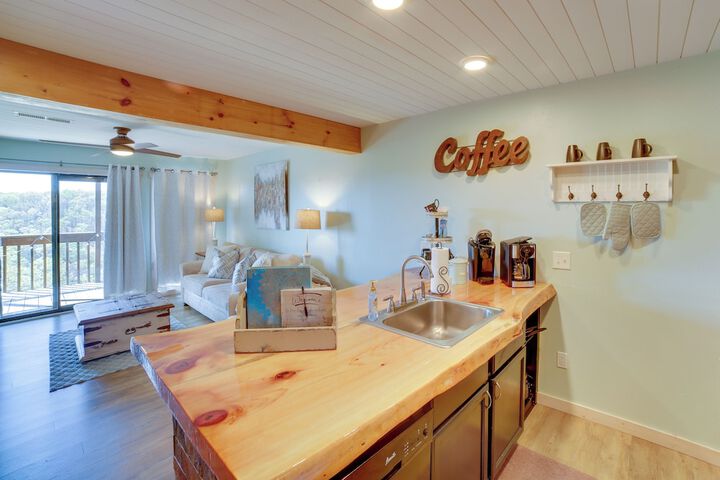 Unwind Fireside: Ozark Mtn Condo w / Resort Perks!