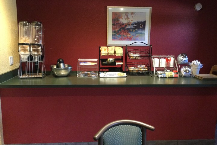 Super 8 by Wyndham Mt. Pleasant