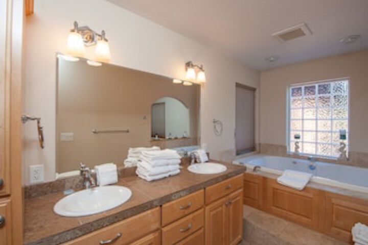 Oceanside Paradise 3 Br home by RedAwning