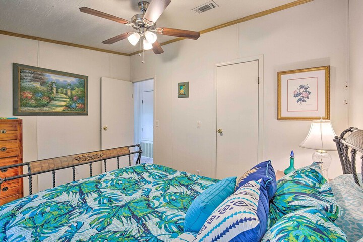 Cedar Creek Lake Access: Retreat w / Deck