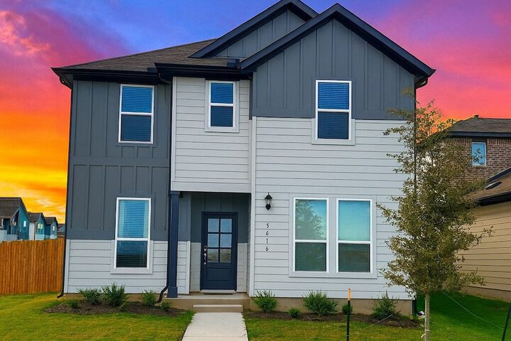 Modern 4BR New Home w Luxury Touches