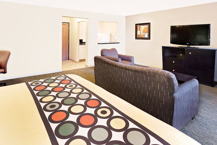 Super 8 by Wyndham Mt. Pleasant