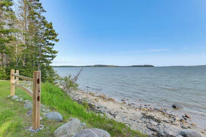 Waterfront Roque Bluffs Hideaway w / Private Beach