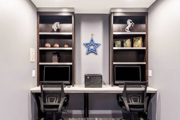 Business Center 63 of 67