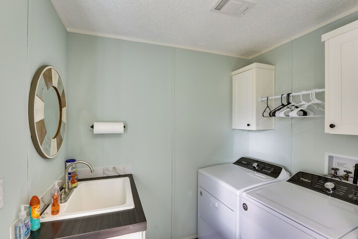 Charming Perry Home 2 Mi to the Gulf!
