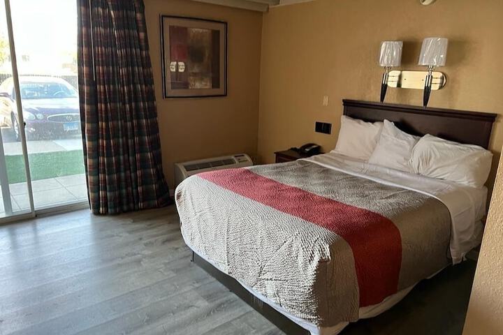 Room 7 of 12