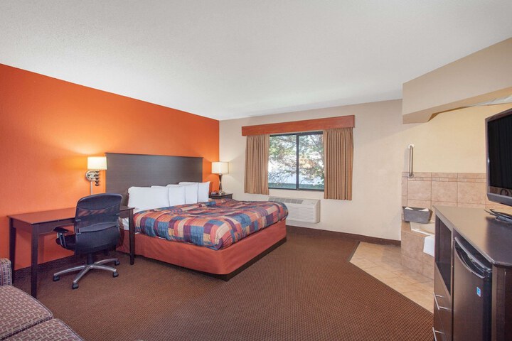 Room 9 of 18