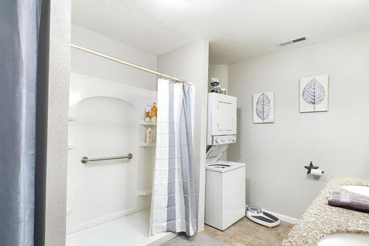 Beautiful Country Apartment AC, Pickleball, Billiards, Playground, Gardens