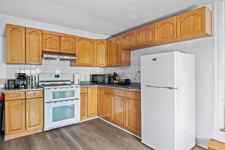 17-19Cozy & Spacious 6BR home in Malden with window AC and free parking