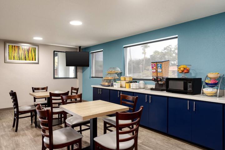 Days Inn by Wyndham Apopka / Orlando