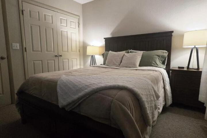 Old Fort Loft King & Queen suites nearest accomodation to Marshals Museum power your EV for free!