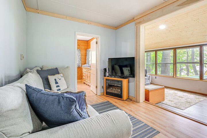 Lakefront Cabin w / Fire Pit Dock, & Boat Rental