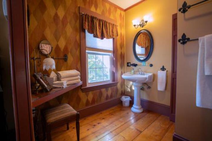 Admiral Peary Inn