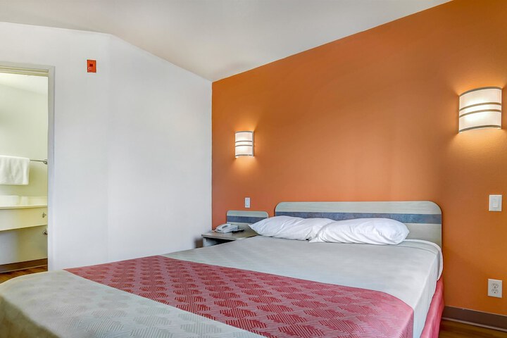 Room 10 of 34