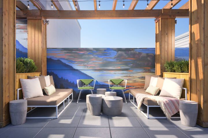 Lounge 43 of 57