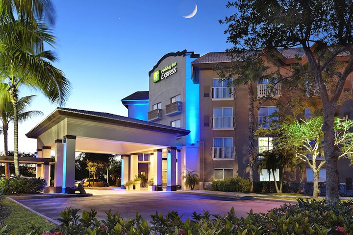 Holiday Inn Express Hotel Naples Downtown - 5th Avenue