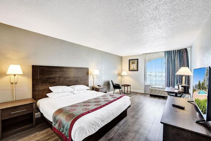 Room 28 of 64