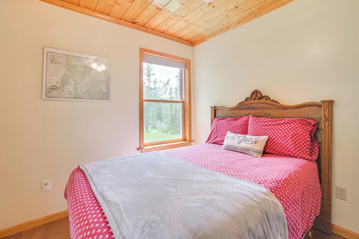 Riverfront Cheboygan Cabin w / Kayaks & Dock!
