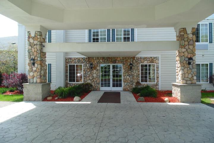 American Inn and Suites Houghton Lake