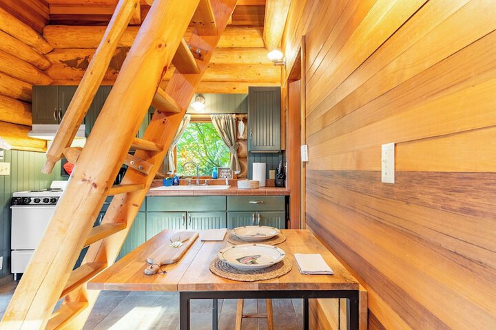 Penn Cove Overlook by Avantstay Cabin w / Views