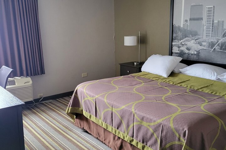Super 8 by Wyndham Aurora / Naperville Area