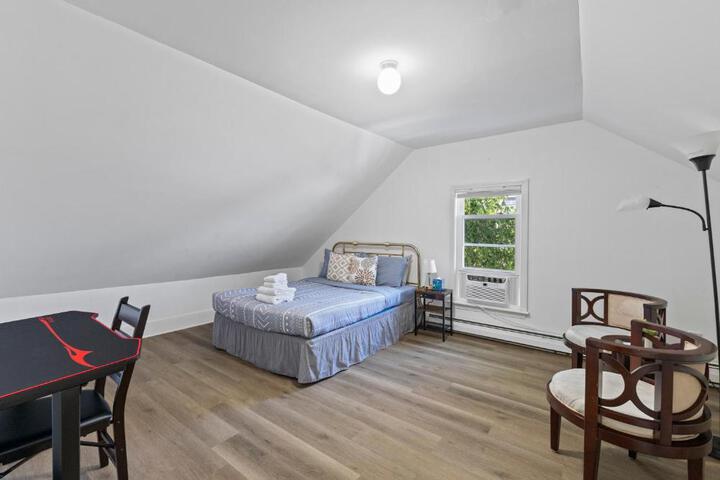 17-19Cozy & Spacious 6BR home in Malden with window AC and free parking