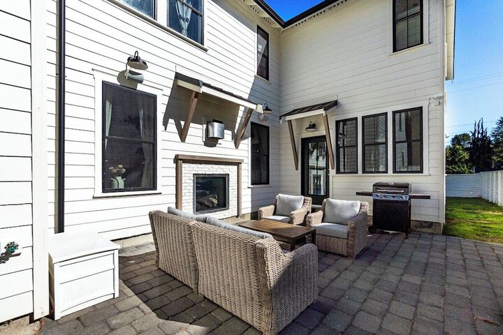 Serene 5BR Farmhouse Retreat Shoreline