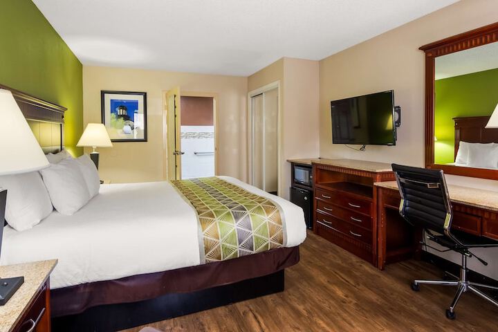 Room 7 of 18