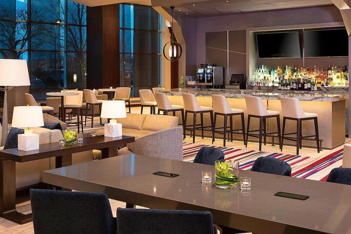 Lounge 93 of 135