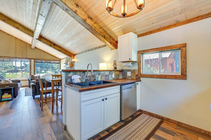 Donnelly Cabin w / Fire Pit: 5 Mi to Boat & Ski!