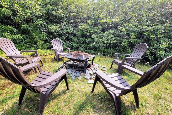 The Nest at Pinecrest by Avantstay Spacious Deck Game Room, Fire Pit