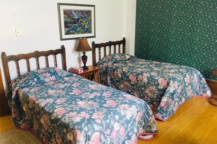 Le Petit Château Montebello B & B