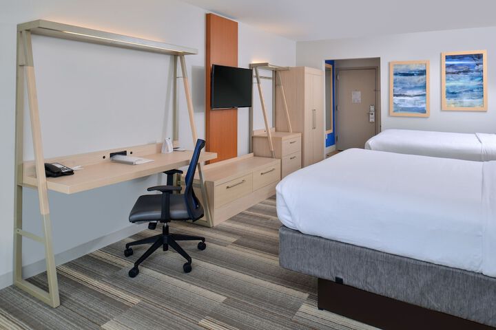 Holiday Inn Express & Suites Farmington Hills - Detroit by IHG
