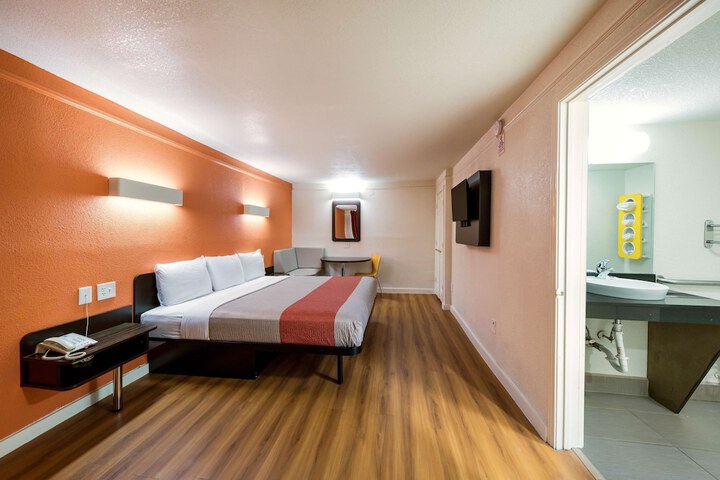 Motel 6 Dallas TX - Farmers Branch