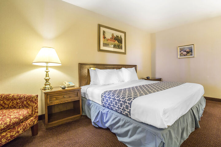 Econo Lodge Inn & Suites