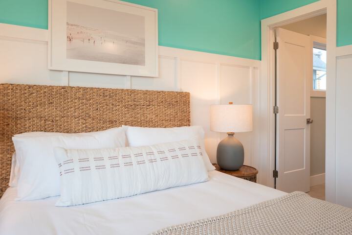 Oceans Eye by Avantstay Beach Front Home w / Roof Top Pool & Putting Green!