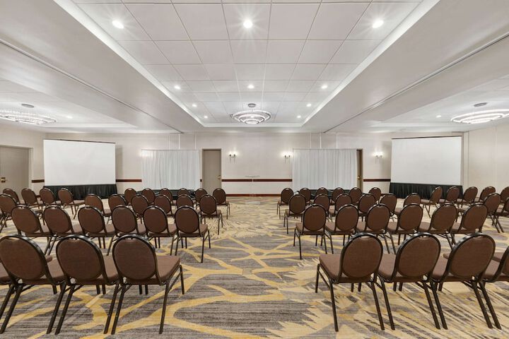 Embassy Suites by Hilton Milwaukee Brookfield