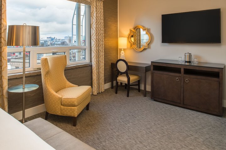 Room 34 of 62