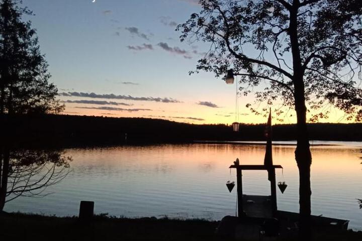 Crescent Lakehouse - Surf Ski and Serenity