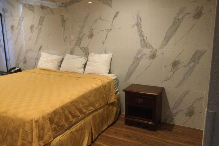 Room 28 of 34