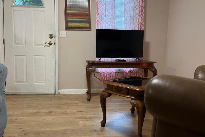 Cozy Apt near BU Lourdes, UHS