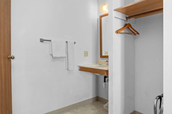 Room 15 of 34