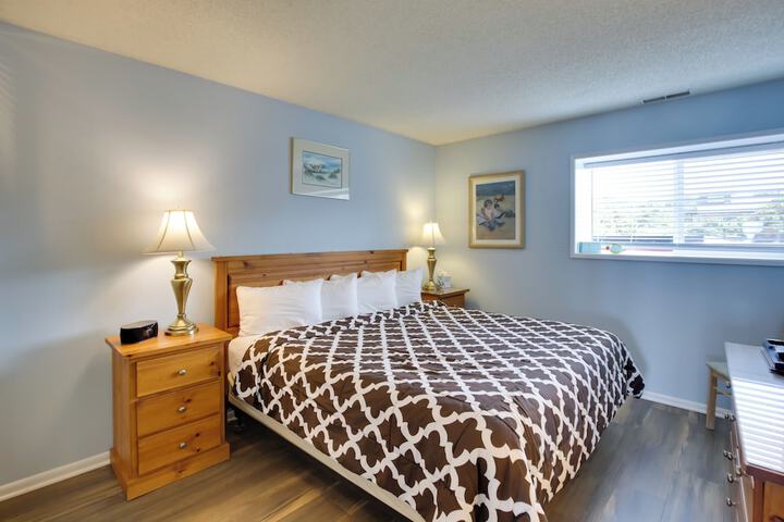 Comfortable Lincoln City Condo w / Patio & Views!